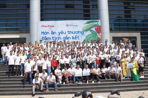 Tập thể cán bộ công nhân viên Phú Thái Group chụp ảnh lưu niệm